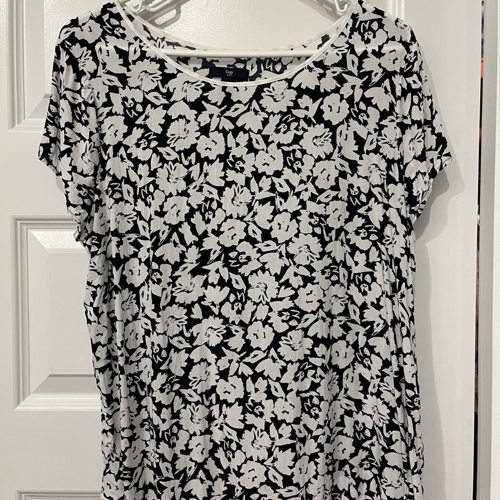 GAP Black and White Relaxed Graphic Cap Sleeve Blouse